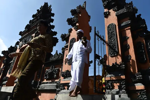 Umat Hindu Rayakan Hari Raya Kuningan dengan Tradisi Mesuryak dan Persembahyangan