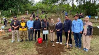 Undiksha Tanam 2.000 Pohon di Kintamani untuk Jaga Sumber Mata Air