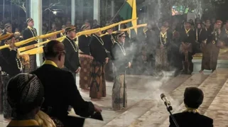 Viral Konten TikTok Warga Berebut Air Kembang di Kirab 1 Suro di Solo