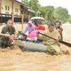 Wali Kota Langsa Pulang Naik KRI Bawa Ribuan Bantuan saat Banjir Lumpuhkan Akses