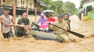 Wali Kota Langsa Pulang Naik KRI Bawa Ribuan Bantuan saat Banjir Lumpuhkan Akses
