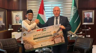 Wamenhaj Serahkan Paket Daging Dam Jemaah Haji Indonesia untuk Rakyat Palestina
