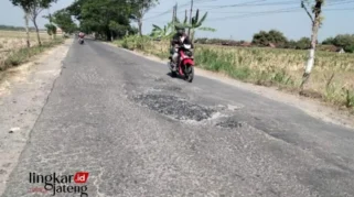 Warga Blora Ngamuk! Blokade Jalan Randublatung-Cepu, Protes Rp5,2 M Hanya Perbaiki Jalan 500 Meter