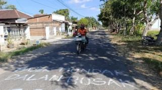 Warga Siman Ponorogo Corat-coret Jalan Rusak yang Tak Kunjung Diperbaiki