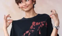 Zendaya Pakai Kaus eBay Rp500 Ribuan di Premiere Spider-Man Brand New Day Paris