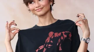 Zendaya Pakai Kaus eBay Rp500 Ribuan di Premiere Spider-Man Brand New Day Paris