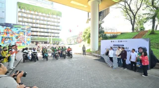 100 Ojol Perempuan Surabaya Dapat Helm, Sembako, hingga BBM Gratis