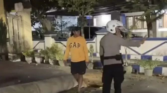 Angin Kencang Tumbangkan Pohon Palem di Kawasan Pemkab Sampang