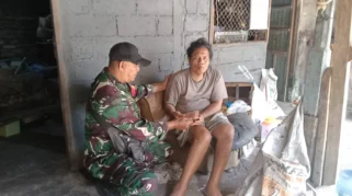 Babinsa Akah Serahkan Tali Kasih kepada Warga Binaan Lumpuh