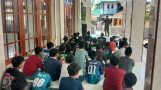 Babinsa Koramil Blega Beri Edukasi Antiperundungan di SMP Al Qohhariy