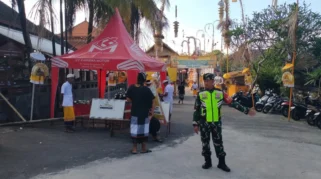 Babinsa Negari Kawal Puncak Karya Pura Kapat: Sinergi TNI-Polri-Pecalang Jaga Kelancaran Upacara