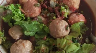 Bakso Plus Sayur, Perpaduan Gurih dan Segar yang Digemari