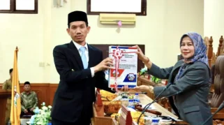 Bupati Aceh Barat Serahkan Raqan Pertanggungjawaban APBK 2025 ke DPRK