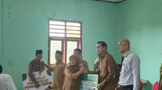 Bupati Kaur Salurkan Bantuan Rp50 Juta untuk Perbaikan Sanitasi PKLK