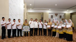 Bupati Kaur Serahkan Reward kepada 9 Qori dan Qoriah Berprestasi MTQ Provinsi Bengkulu