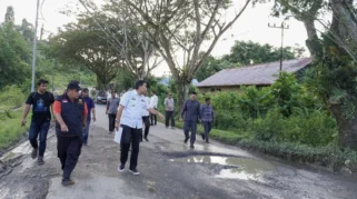 Bupati Simeulue Tinjau Jalan Akses Pelabuhan Kolok, Perbaikan Rp1,3 Miliar Dimulai Tahun Ini