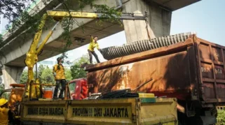 Cegah Truk Hantam JPO, Dishub DKI Pasang Rambu Batas Ketinggian