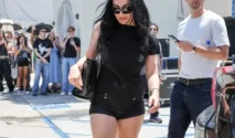Charli XCX Padukan Micro Shorts dengan Tren Sepatu Peep-Toe yang Kembali Naik Daun
