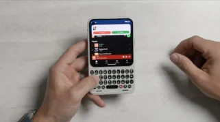 Clicks Communicator, HP Mirip BlackBerry Resmi Hadir dengan Android 16 dan Keyboard Fisik