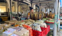 Cuaca Ekstrem, Pedagang Ikan Asap Tuban Raup Untung Saat Liburan Sekolah