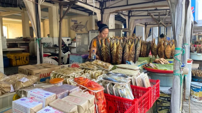 Cuaca Ekstrem, Pedagang Ikan Asap Tuban Raup Untung Saat Liburan Sekolah