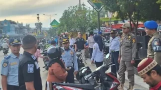 Dishub Solok Tertibkan Parkir Liar di Depan Pasar Modern