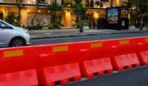 Dishub Surabaya Ingatkan Bahaya Melompati Water Barrier di Jalan Basuki Rahmat