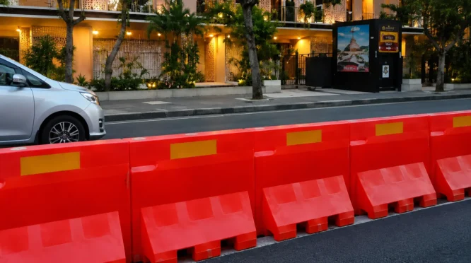 Dishub Surabaya Ingatkan Bahaya Melompati Water Barrier di Jalan Basuki Rahmat