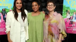 Duchess Meghan Hadiri Pemutaran Cookie Queens dengan Setelan Krem dan Sandal Bernuansa Quiet Luxury