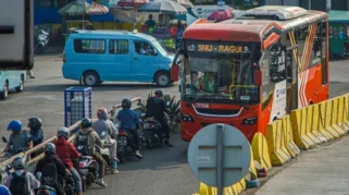 Esai Foto: Melawan Arus Demi Cepat Sampai, Nyawa Jadi Taruhan di Jakarta