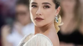 Florence Pugh Tampil Mengejutkan di Pemutaran Perdana Spider-Man dalam Balutan Gaun Couture Berhiaskan Fringe