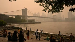 Foto: Asap Kebakaran Hutan Ontario Selimuti New York, Kualitas Udara Memburuk