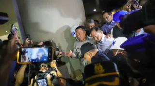 Foto Febrie Eks Jampidsus Melenggang ke Tahanan: Pernyataan dan Proses Hukum