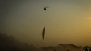Foto Helikopter Water Bombing Dikerahkan Jinakkan Kebakaran TPA Jatiwaringin