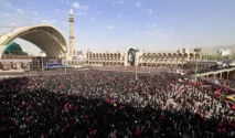 Foto Lautan Warga Iran Berikan Penghormatan Terakhir untuk Ali Khamenei