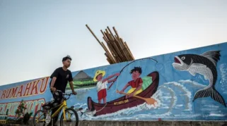 Foto Mural Tema Lingkungan Hiasi Tanggul Kampung Bahari Tambaklorok