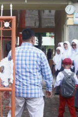 GAMAS Warnai Hari Pertama Sekolah di Padang Panjang, Ayah Antarkan Anak