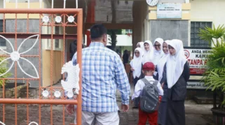 GAMAS Warnai Hari Pertama Sekolah di Padang Panjang, Ayah Antarkan Anak
