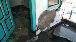 Gelombang Pasang Rusak Dua Rumah Warga Situbondo