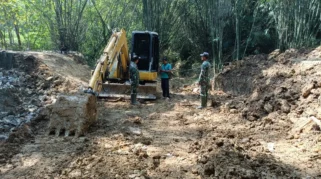 Gotong Royong Warga dan TNI Bangun Jembatan di Klampis Bangkalan