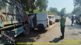 Grandmax Hantam Pagar Usai Bersenggolan dengan Truk Gandeng di Selorejo