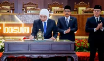 Gubernur Khofifah Apresiasi Sinergi Eksekutif-Legislatif dalam Penandatanganan Raperda Pertanggungjawaban APBD 2025