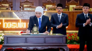 Gubernur Khofifah Apresiasi Sinergi Eksekutif-Legislatif dalam Penandatanganan Raperda Pertanggungjawaban APBD 2025