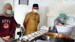 Gubernur Lampung Turun Langsung Awasi Makan Bergizi Gratis di Hari Pertama Sekolah