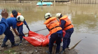 Gulkarmat Jakarta Timur Evakuasi Jenazah Pria di Jatinegara, Polisi Duga Korban Meninggal karena Sakit