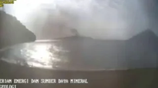 Gunung Anak Krakatau Erupsi Dua Kali, PVMBG Larang Aktivitas dalam Radius 2 Kilometer