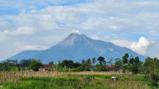 Gunung Merapi Luncurkan 1 Awan Panas dan 21 Guguran Lava dalam Sehari