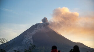 Gunung Merapi Luncurkan Awan Panas Guguran Sejauh 2 Km Pagi Ini