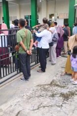 Hari Pertama Sekolah, Para Ayah Turut Mendampingi Anak