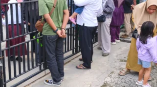 Hari Pertama Sekolah, Para Ayah Turut Mendampingi Anak